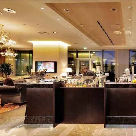 酒店 河滨公园大酒店-奢华精选 5*